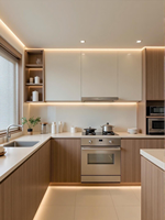 Meubles de cuisine contemporains ouverts de style artisanal, beige, sans poignées, avec appareils électroménagers intégrés, design antique, crédence en contreplaqué et évier