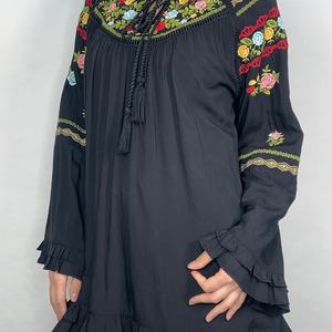 Blusa Casual de Algodón para Mujer OEM con Mangas Largas, Cuello con Cordón, Bordado Personalizado y Volantes - Product Image 2