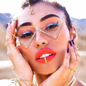 Gafas de Sol de Diamantes Retro de Lujo 2021 con Logotipo Personalizado, Gafas de Sol Femeninas con Protección UV400 y Pedrería, Monturas Triangulares para Mujer - Product Image 1