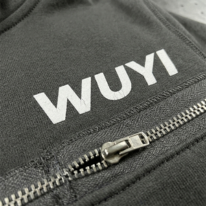 Ensemble de survêtement lourd pour homme tendance avec logo personnalisé WUYI – Sweat à capuche zippé et pantalon de survêtement large – Style Athleisure Vintage en Tech-Fleece - Product Image 4
