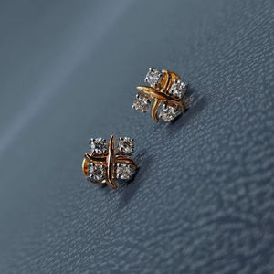 Boucles d'oreilles pour femmes en or 14K, très tendance, vente en gros, 1 carat, classiques, à quatre griffes, serties de diamants de laboratoire taille brillant couleur DEF - Product Image 1