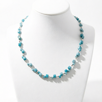 Collier ras du cou délicat en pierres naturelles de turquoise bleue, perles irrégulières carrées, pour femme