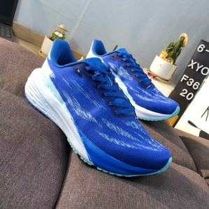 Zapatillas deportivas de maratón para hombre, con suela suave y acolchada, ligeras, de malla con degradado azul, para entrenamiento profesional. - Product Image 4