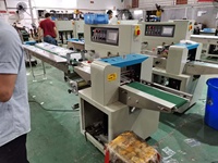 Rouleau d'emballage horizontal haute vitesse pour nouilles instantanées, hamburgers, croissants, savon, oreiller en nylon, film plastique, machine d'emballage