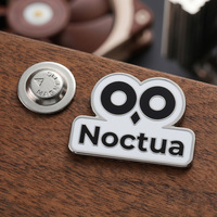Badges personnalisés en émail dur avec logo de marque et lettres, plaqués argent, aimantés, pour cadeaux d'entreprise