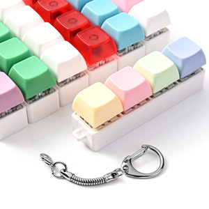 Venta al por mayor de fábrica: Llavero de teclado mecánico de plástico, botón pulsador antiestrés, juguete para aliviar el estrés, llaveros y juguetes. - Product Image 4