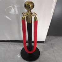 Poteau de délimitation noir et or avec corde en velours pour contrôle de foule, événements hôteliers, mariages et tapis rouge