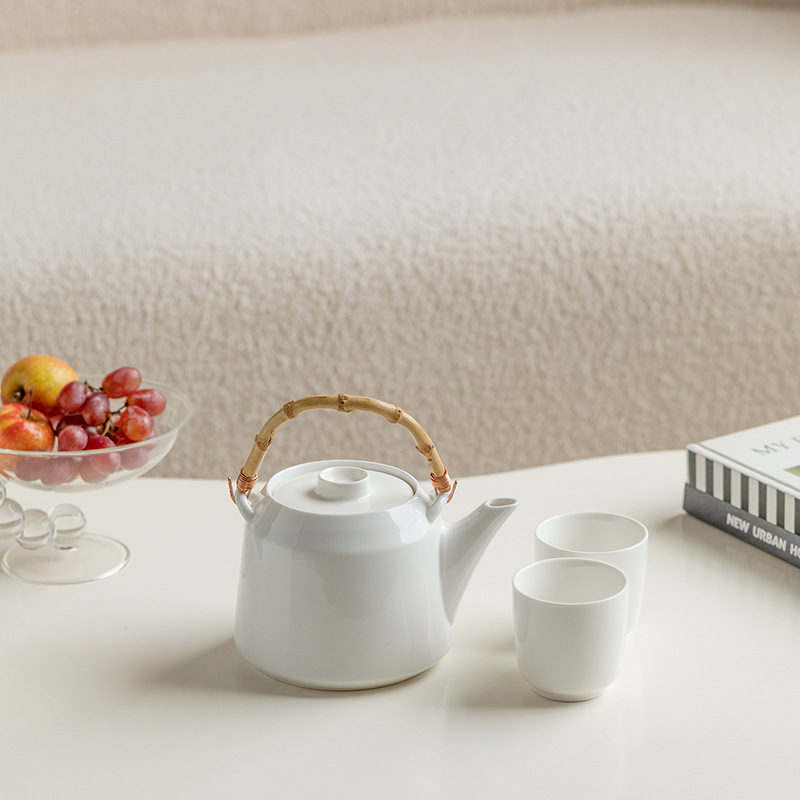 One teapot with 2 cups