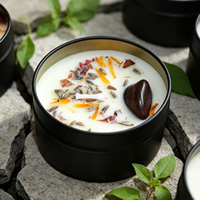 Bougie parfumée en cire de soja dans une boîte en métal avec des fleurs séchées pour cadeaux