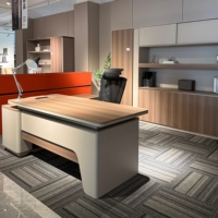 Ensemble de bureau de direction moderne et luxueux avec armoire murale LED, pieds sculpturaux inclinés et chaise pour suite de bureau complète de PDG