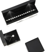 WeiMei Usine Vente en Gros Cuir PU Noir Led Light Jewlery Boîte à Bagues Lampe Blanche Luxe Avec Ampoule Emballage Boîte à Bijoux
