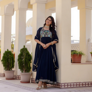 Traje Anarkali Azul Marino de Georgette con Corte Acampanado, Chaqueta con Encaje de Perlas y Bordado Multicolor, Conjunto con Dupatta 2. Palabras Clave de Búsqueda B2B - Product Image 1