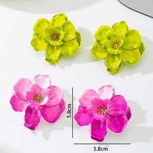 Coppia di eleganti orecchini a forma di fiore a forma di fiore con anima a forma di fiore tridimensionale in lega a forma di petalo per gioco quotidiano e regalo da donna - Product Image 2