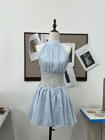 Robe Courte OEM Bleu Clair à Bretelles, Dentelle et Patchwork, Dos Ouvert, Fluide et Plissée en Mousseline, Idéale pour les Vacances d'Été à la Plage, Couleur Personnalisable