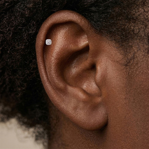 Boucle d'oreille clou de luxe en argent sterling S925 massif, avec moissanite certifiée couleur D, sertie halo carré, pour piercing de cartilage, à dos plat - Product Image 6