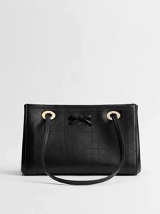 Sac à main tendance pour femme en similicuir avec deux pompons décoratifs, fermeture éclair sécurisée, intérieur spacieux, bandoulière réglable - Product Image 3