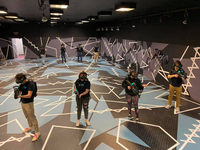Machine de jeu VR Simulateur de tir Arène de réalité virtuelle 4 personnes Plate-forme de combat multijoueur 7D VR Laser Tagr Simulateur de mouvement