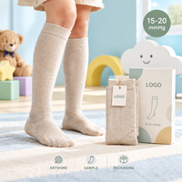 Chaussettes de compression sportives vert sauge à compression graduée pour mollets, avec tableau de mesure, manchette plus large et bout plat