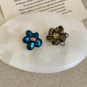 Trendy Irregular Flower Zircon Studded Earrings Vintage <b>Light</b> Luxury Personalized Stud Earrings Jewelry for Women - Product Image 2