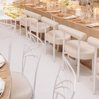 Chaises d'extérieur modernes pour événements de mariage, en métal durable avec cadre en fer et revêtement en velours blanc, idéales pour les hôtels