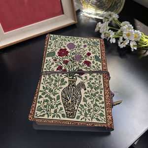A6 Cuaderno Vintage hecho a mano 160 páginas Regalo ideal para trabajadores con vocación profesional con jarrón estampado de cebra con estampados de flores - Product Image 3