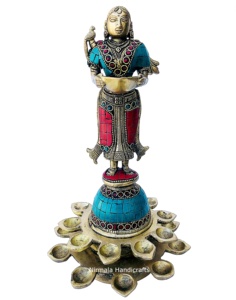 Statue de femme debout en laiton, finition pierre, Diya en laiton, Diya pour Puja, Diya avec travail en pierre - Product Image 1