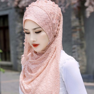Voile islamique brodé floral 2025 - Foulard rectangulaire en dentelle et mousseline, fait main par des artisans - Product Image 1