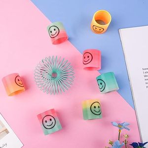 24 mini-jouets spirales colorés en TPR, design arc-en-ciel, pour fête d'anniversaire - Product Image 4