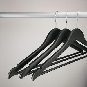 Cintre de luxe noir floqué en velours avec barre pour pantalon et logo doré, idéal pour les vêtements de Noël - Product Image 5
