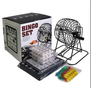 Juego de juego de bingo para juegos: jaula de metal de 6 pulgadas con tablero de plástico, 75 bolas de bingo multicolores, cartas de bingo y fichas de bingo