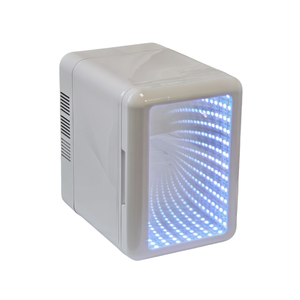 Mini Refrigerador Ecológico de 4L con Luz de Color Integrada y Humectante para el Cuidado Facial y Uso en Escritorio, 1 Año de Garantía - Product Image 1
