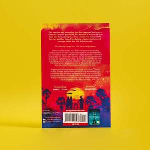 La edición en tapa blanda para mujer: Un poderoso relato de amor, coraje y hermandad en tiempos de guerra (Suministro al por mayor) - Product Image 2