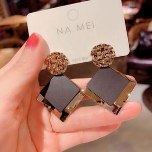 Pendientes Geométricos Cuadrados Negros Chapados en Oro, Pendientes Colgantes de Metal con Lentejuelas Geométricas Negras, Estilo Coreano de Moda - Product Image 1