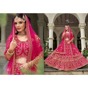 Lehenga Choli en tissu papillon pur, exporté d'Inde, avec doublure à 2 couches et travail de designer de qualité supérieure, pour femmes, disponible à la vente. - Product Image 4