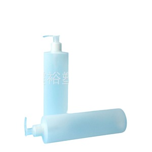 Botella de emulsión de polietileno de 500 ml con hombro plano y bomba para envasado general, marca Chuncheng - Product Image 1