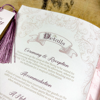 Ensemble d'Invitations de Mariage de Style Livre de Contes de Fées avec Livret Vintage et Signet Floral Délicat