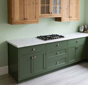 ชุดครัวสองสีสไตล์ร่วมสมัย SANTOPOVA พร้อมตู้ติดผนังไม้และตู้ฐานสีเขียวป่า - Product Image 3