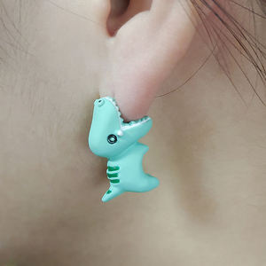 2025 moda 1 par de bonitos dibujos animados suelo suave Animal mordedura arcilla pendientes dinosaurio interesante regalo femenino pendiente - Product Image 2