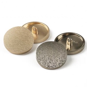 กระดุมโลหะทรงโดมสีทองคุณภาพสูง สลักลายพร้อมโลโก้แบรนด์ตามสั่ง รูปทรงกลม สำหรับเย็บมือบนเสื้อผ้าเดนิม - Product Image 2