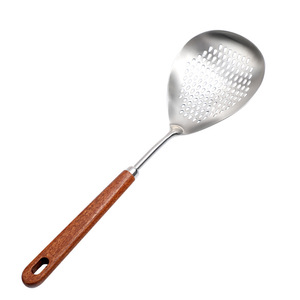 Cuillère passoire en acier inoxydable 304 avec manche en bois anti-brûlure, pour nouilles, cuisine, friture, fondue et épices, à manche allongé - Product Image 5