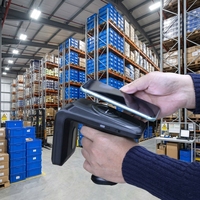 Lecteur RFID UHF longue portée Chainway R7 Impinj E710 Android avec scanner de codes-barres 2D pour la gestion logistique d'entrepôt