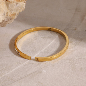 Brazalete de Oro con Pedrería Yueli, Joyería para Mujer, Regalo, Accesorio de Moda - Product Image 4