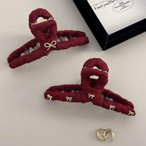 Pince à cheveux coréenne Ankela en tissu rouge avec nœud doré, accessoire en plastique pour femme - Product Image 6