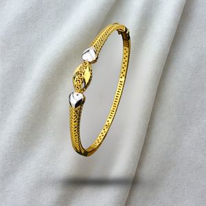 Brazalete Elegante con Acabado Dorado, Detalles de Textura Dual y Pulido Suave, Joyería Estilosa para Mujer para Fiestas y Uso Diario - Product Image 1