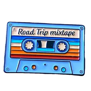 Revers Abzeichen Großhandel Custom Logo Metall Hartem ail Pins Video Tape Road Trip Mixtape für Souvenir Pins für Hut mit Papier karte