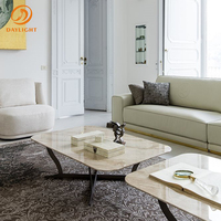 Canapé en cuir blanc crème de style italien luxueux, design carré avec bordure inférieure dorée et dossier embossé