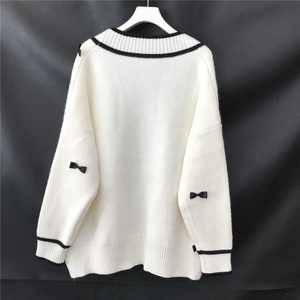 <span class=keywords><strong>Cardigan</strong></span> Lavorato a Maglia Spesso e Morbido con Blocchi di Colore per Donne, Design con Fiocco, Scollo a V, Doppie Tasche, Cappotto Bianco e <span class=keywords><strong>Nero</strong></span> - Product Image 3