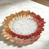 Geëmbosseerd glazen charger plate met gerimpelde bloemenrand, goud-bordeaux kleurovergang, decoratieve bord, fruitbord, snackbord