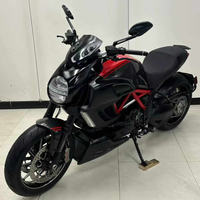 Moto Ducati Diavel 1200 Cruiser d'occasion en excellent état, moteur L-twin de 1200 cm³ refroidi par liquide, boîte manuelle à 6 vitesses, ABS, traction