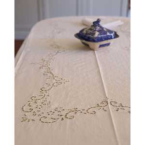 Mantel de Boda Marca Pietrochianese con Diseño de Diamantes Calados y 12 Servilletas de Técnica No Tejida para Hoteles, Comedores y Fiestas Navideñas - Product Image 1